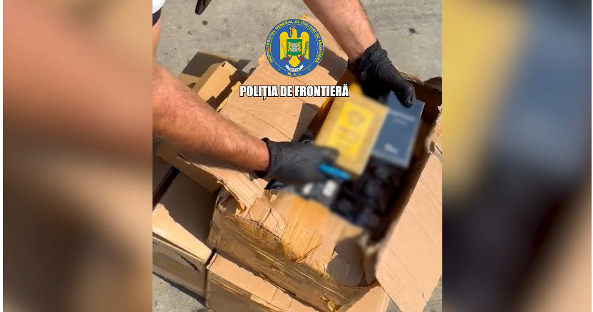 Polițiștii de frontieră giurgiuveni au confiscat haine, parfumuri și țigări contrafăcute în acțiunea Blitz
