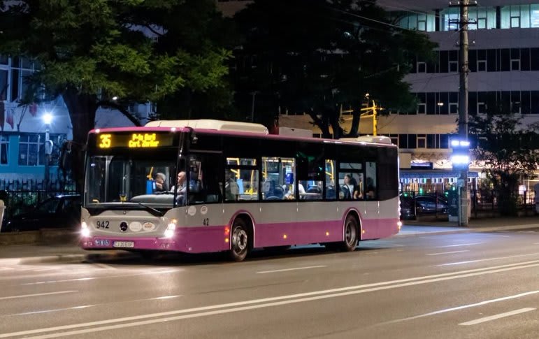 Autobuze și tramvaie în stație în Cluj după meci Autobuze și tramvaie în stație în Cluj după meci