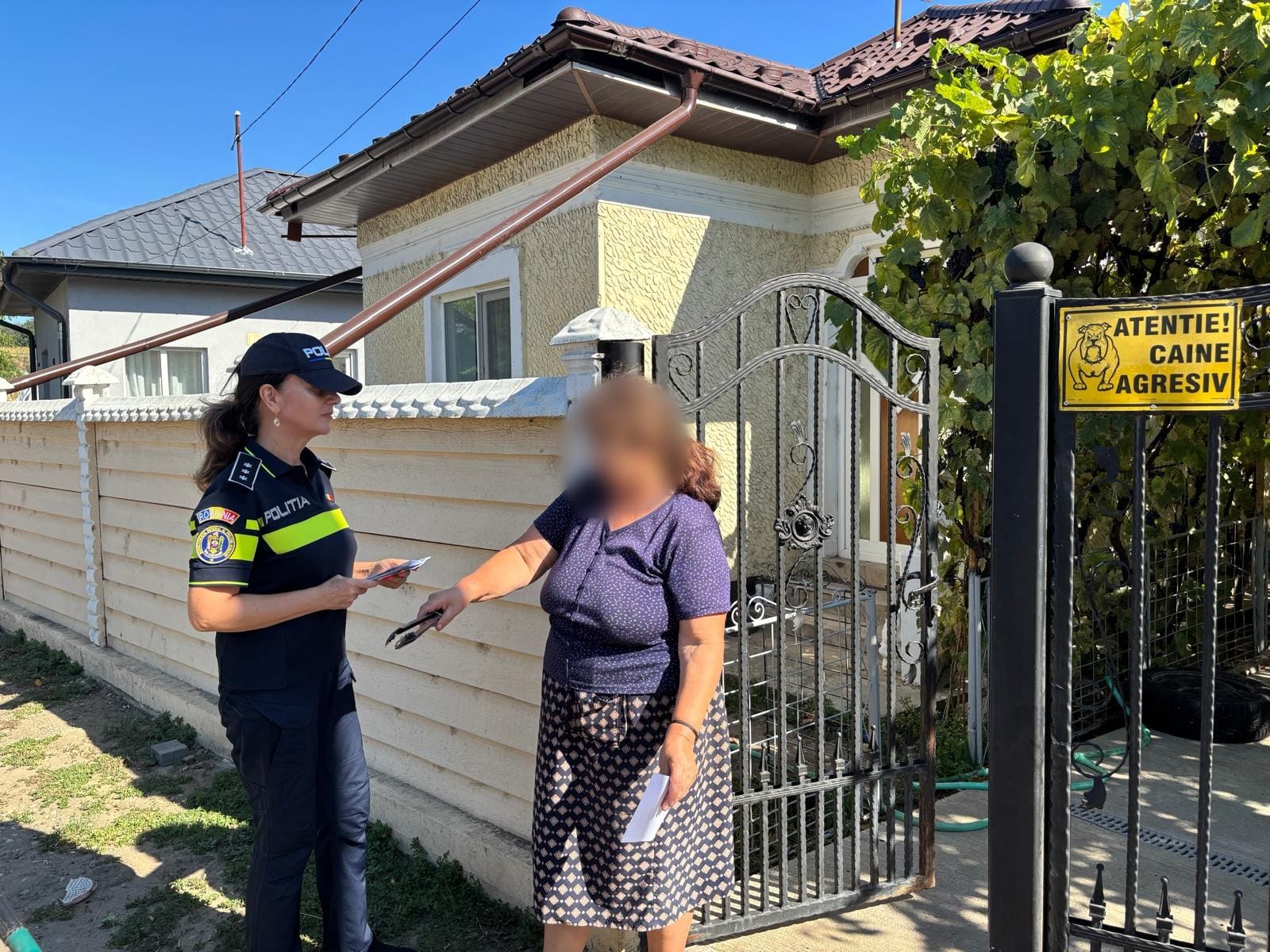 Polițiști din Olt în acțiune de informare despre protecția animalelor Polițiști din Olt în acțiune de informare despre protecția animalelor