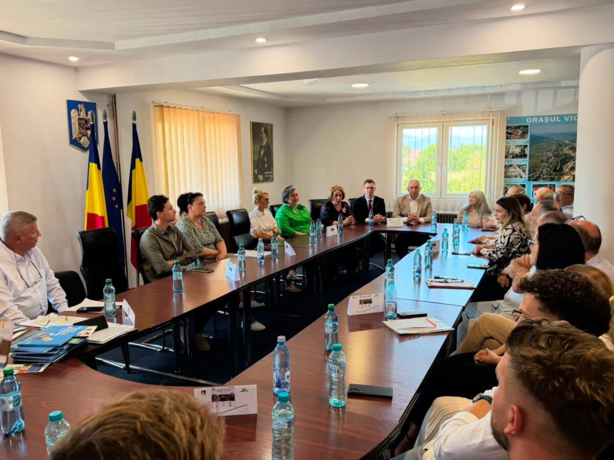Prefectul Păstrăv discutând cu sucevenii din diaspora Prefectul Păstrăv discutând cu sucevenii din diaspora