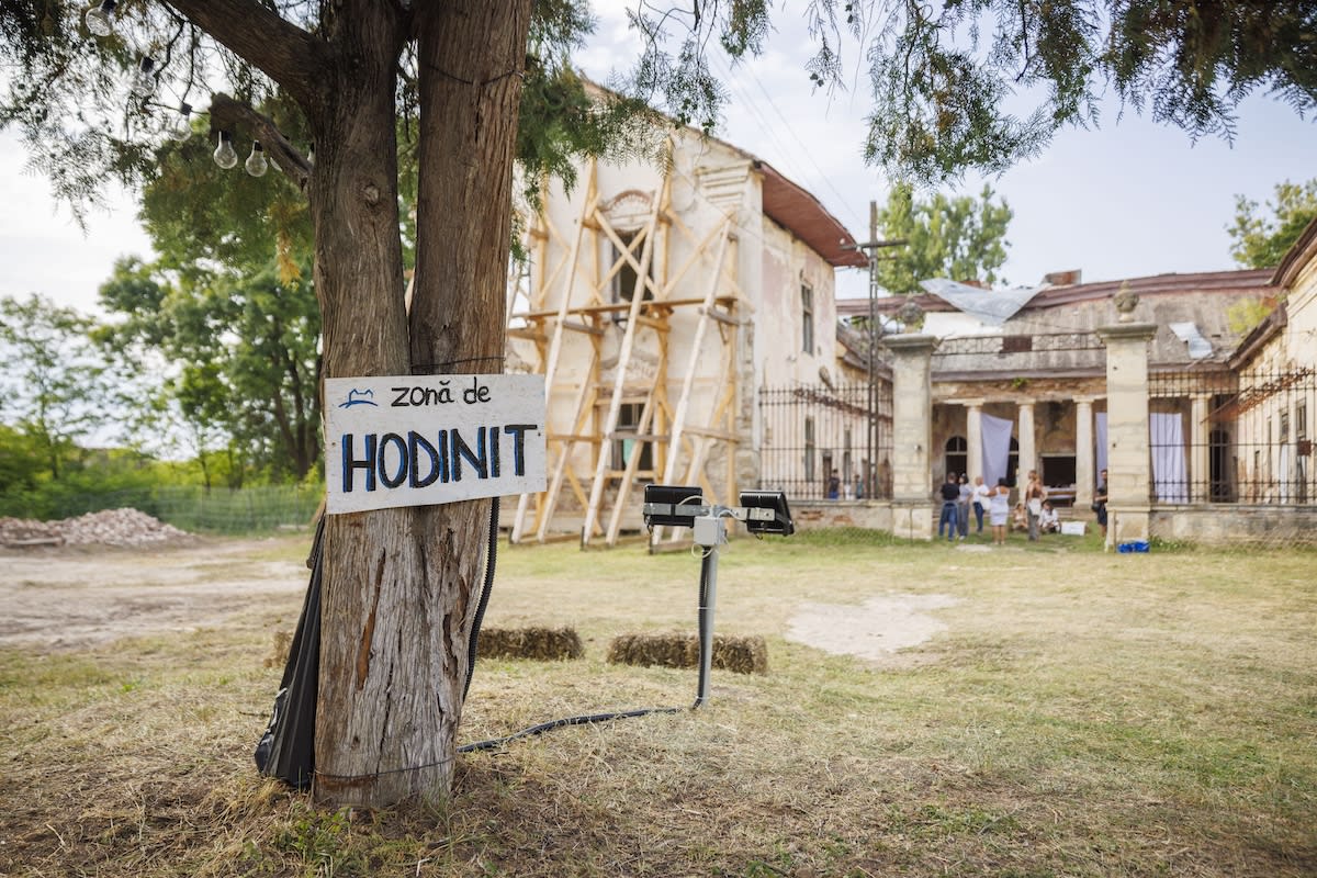 Eveniment cultural în comună Dragu, oameni participând la activități tradiționale Eveniment cultural în comună Dragu, oameni participând la activități tradiționale