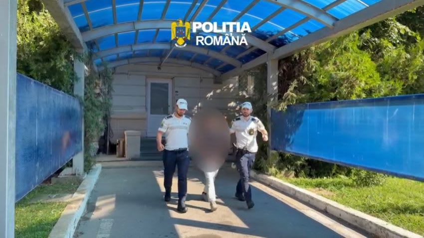 Un șoferul băut care a provocat răsturnarea și incendierea unei mașini de poliție a fost reținut
