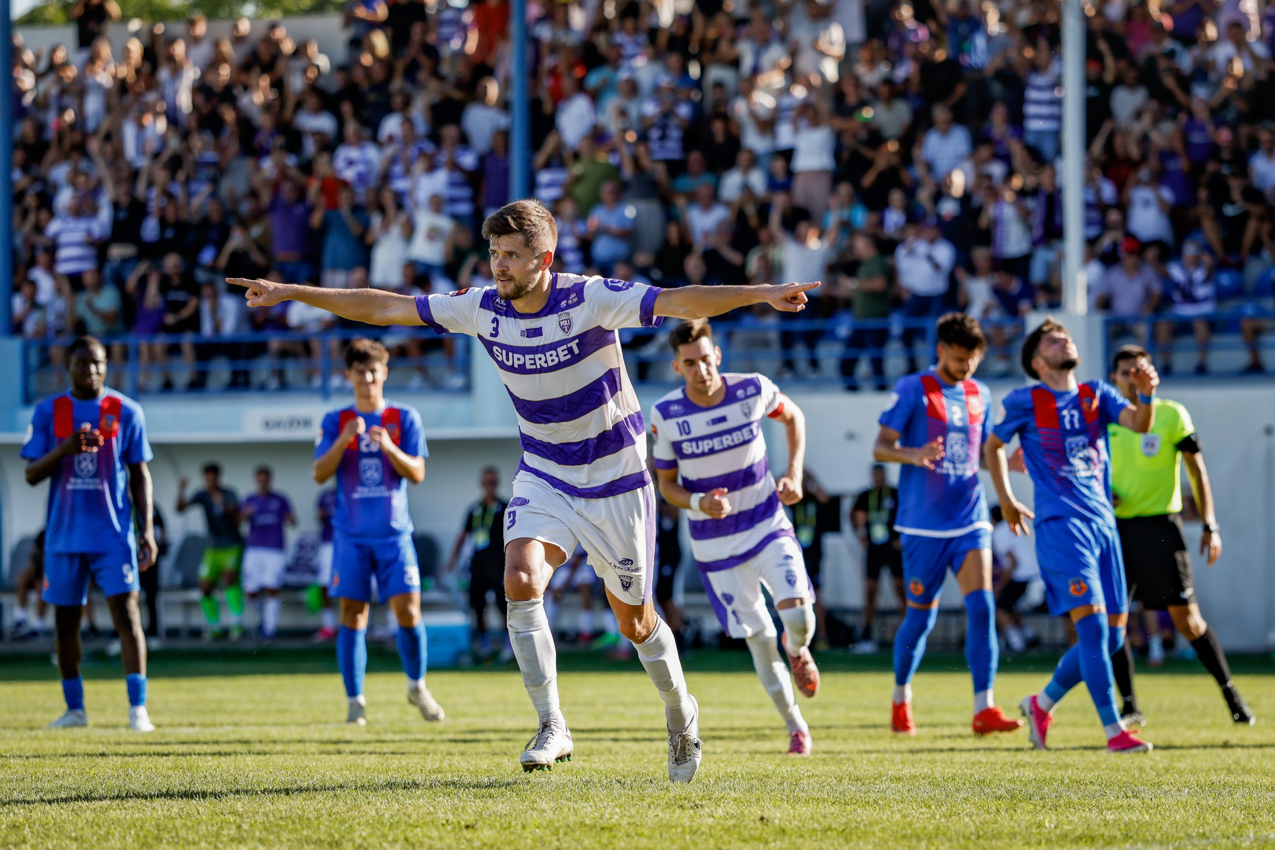 Meci de fotbal în Cupa României, echipe pe teren Meci de fotbal în Cupa României, echipe pe teren