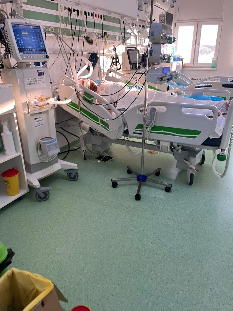 Echipaj de medici și paramedici în acțiune, intervenție de urgență pentru pacient ars Echipaj de medici și paramedici în acțiune, intervenție de urgență pentru pacient ars