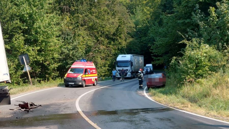 Accident grav între un TIR și un autoturism în comuna Măgura