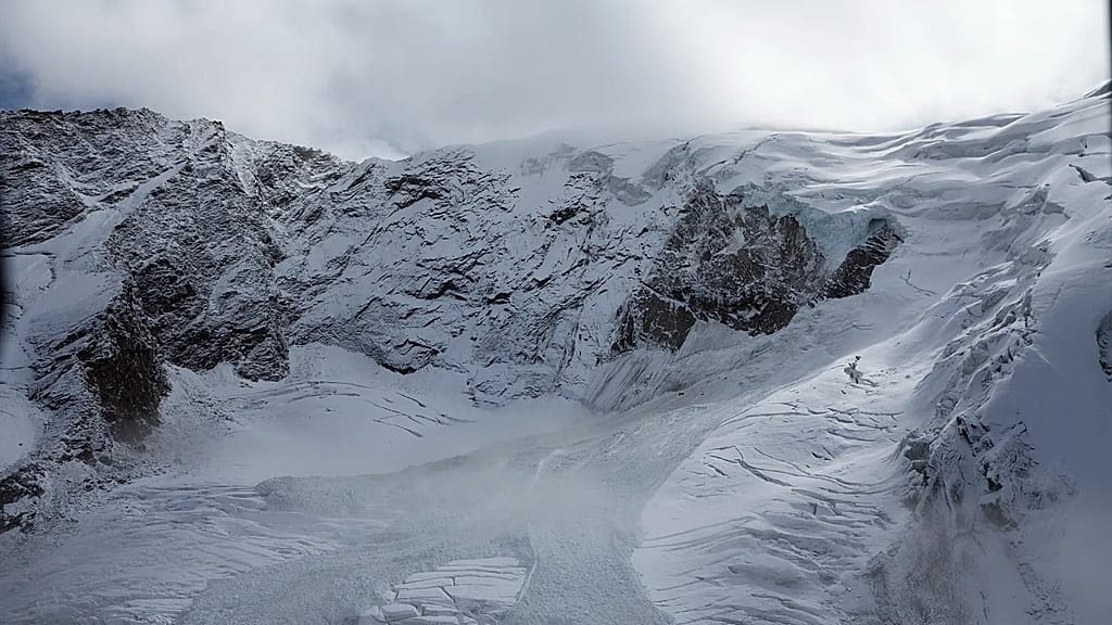 Cadavre de alpiniști descoperite pe ghețar în Elveția Cadavre de alpiniști descoperite pe ghețar în Elveția