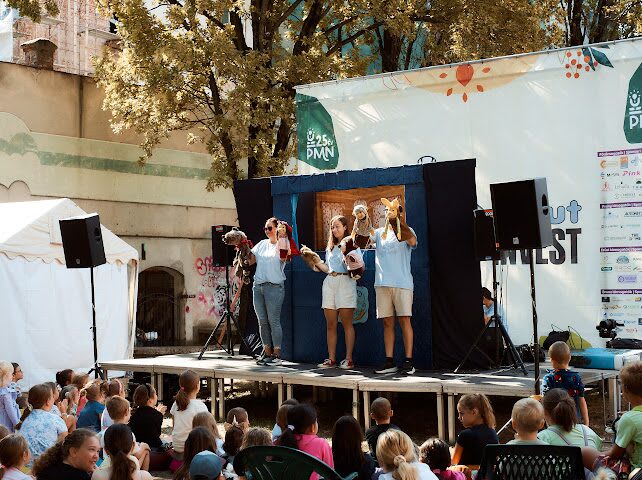 Spectacol muzical în Grădina Romei din Satu Mare Spectacol muzical în Grădina Romei din Satu Mare