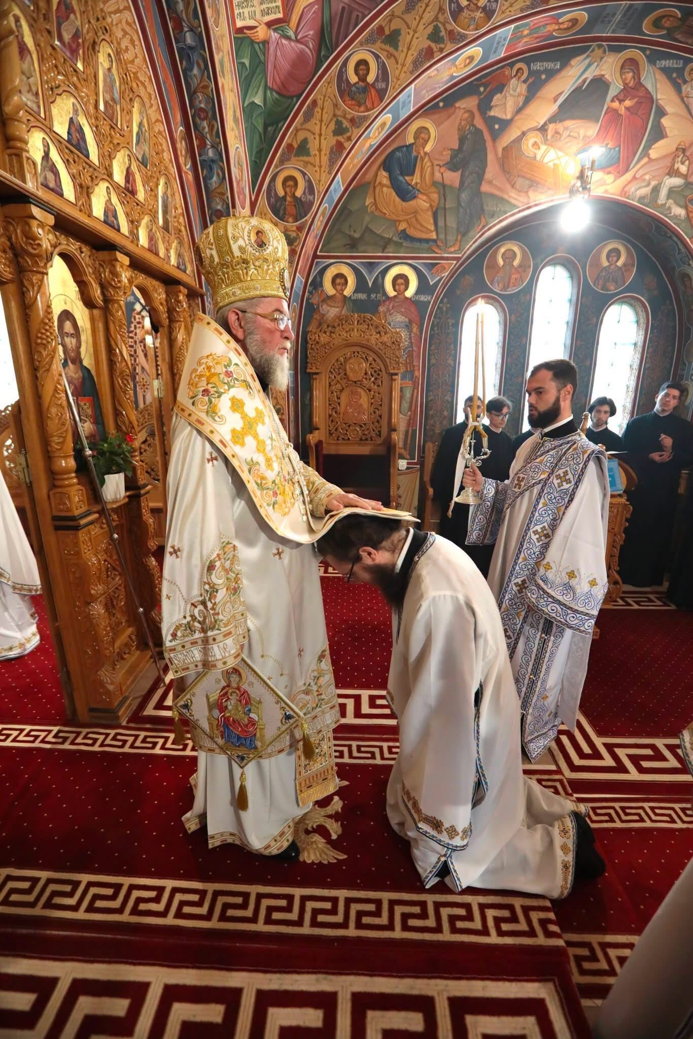 Preasfințitul Iustin oficiază hirotonia ieromonahului Calinic Nistor la Mănăstirea Scărișoara Nouă Preasfințitul Iustin oficiază hirotonia ieromonahului Calinic Nistor la Mănăstirea Scărișoara Nouă