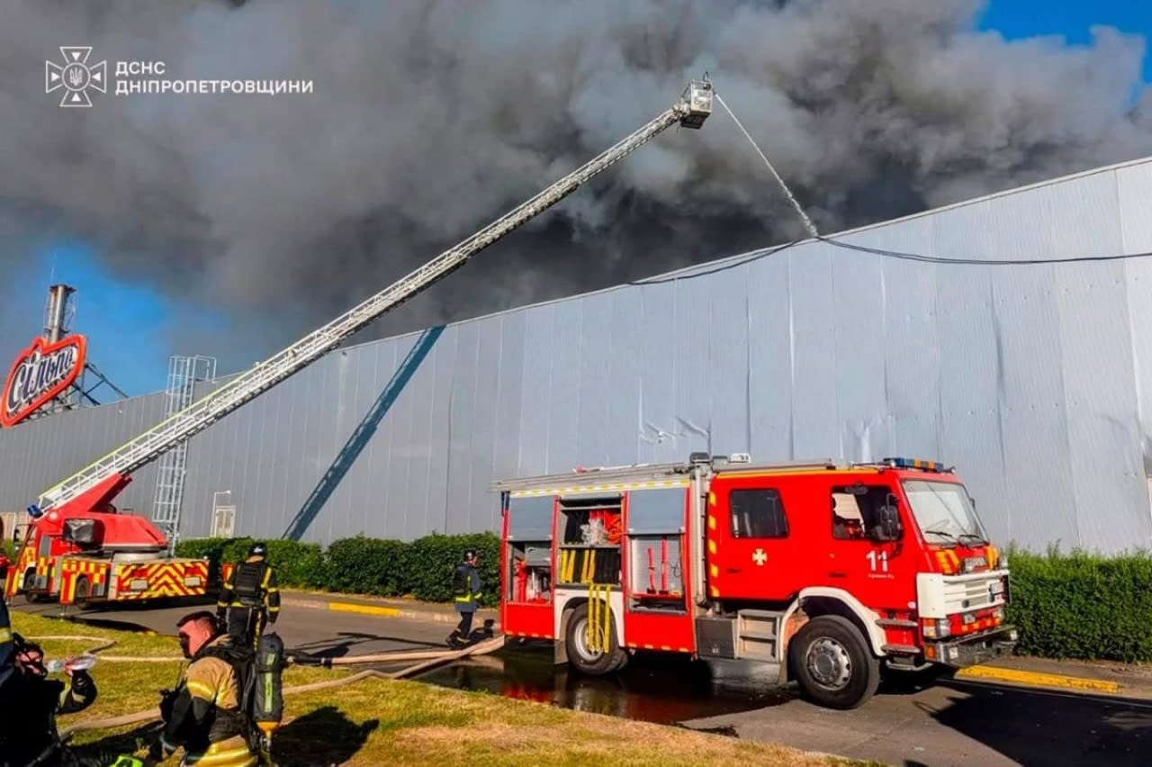 Cel mai mare centru comercial dintr-un oraș ucrainean, atacat de două ori de ruși. Zeci de victime și incendiu