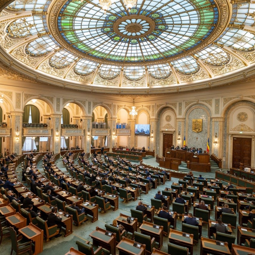 Camera Deputaților în sesiune extraordinară, parlament în dezbatere