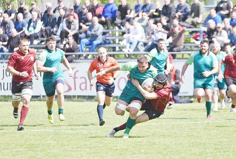 Jucători de rugby în acțiune pe stadionul din București Jucători de rugby în acțiune pe stadionul din București