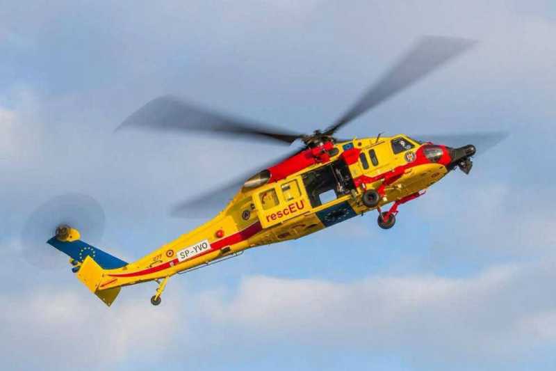 Elicopter Black Hawk rescEU în acțiune stingând incendii de pădure Elicopter Black Hawk rescEU în acțiune stingând incendii de pădure