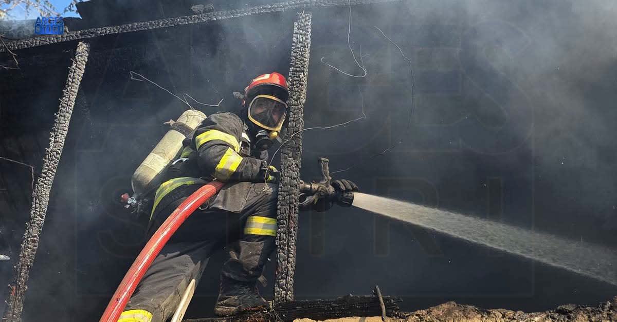 Pompieri în acțiune la incendiu în Giurgiu, foc și fum dens Pompieri în acțiune la incendiu în Giurgiu, foc și fum dens