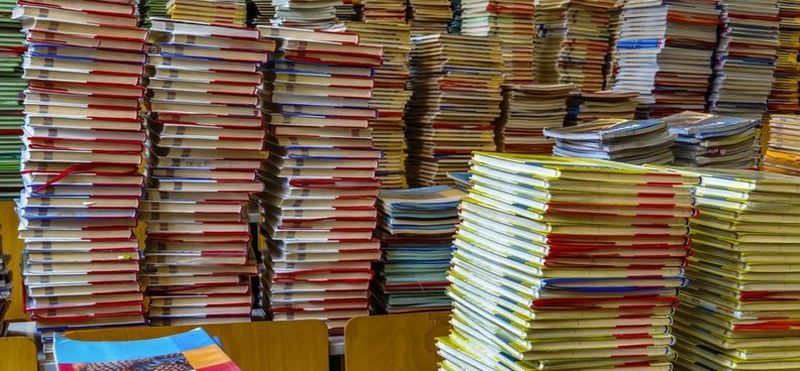 Elevi în clasă fără manuale Elevi în clasă fără manuale