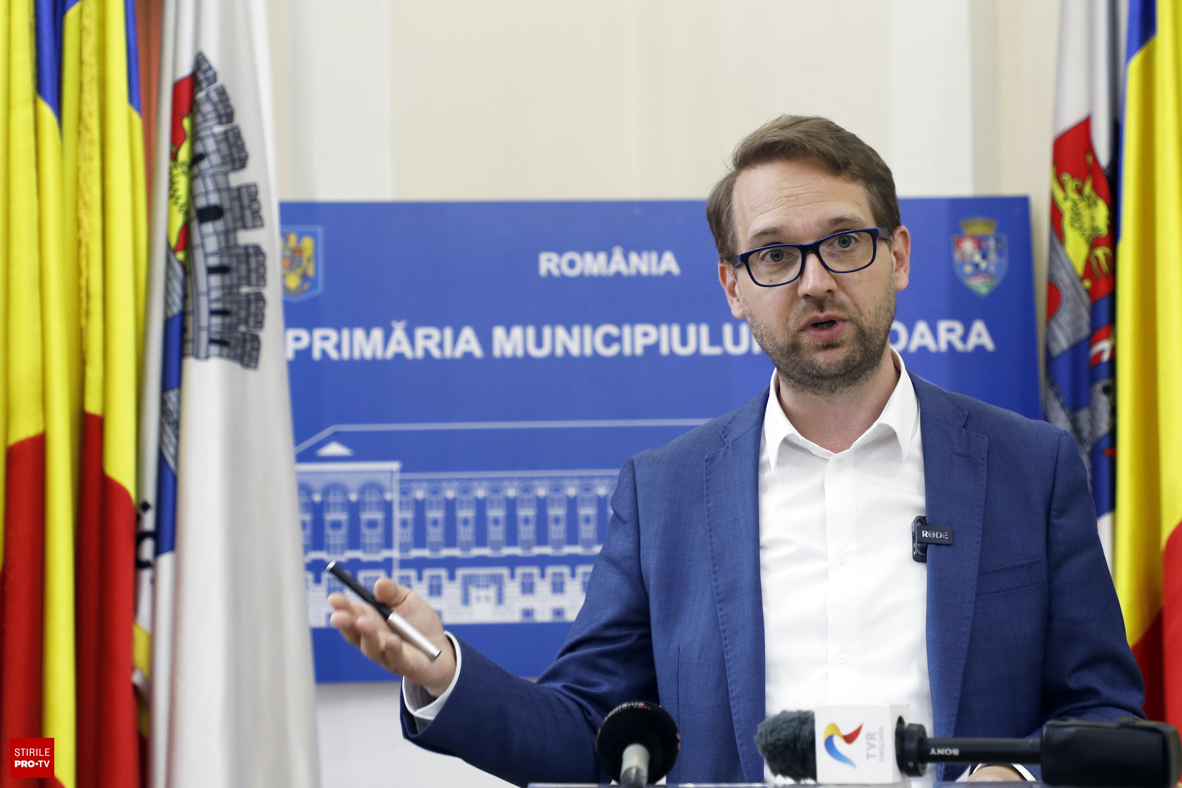 Dominic Fritz la o conferință de presă Dominic Fritz la o conferință de presă