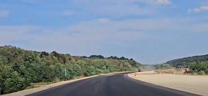 Lucrări de asfaltare pe autostrada din Timiș, muncitori și utilaje Lucrări de asfaltare pe autostrada din Timiș, muncitori și utilaje