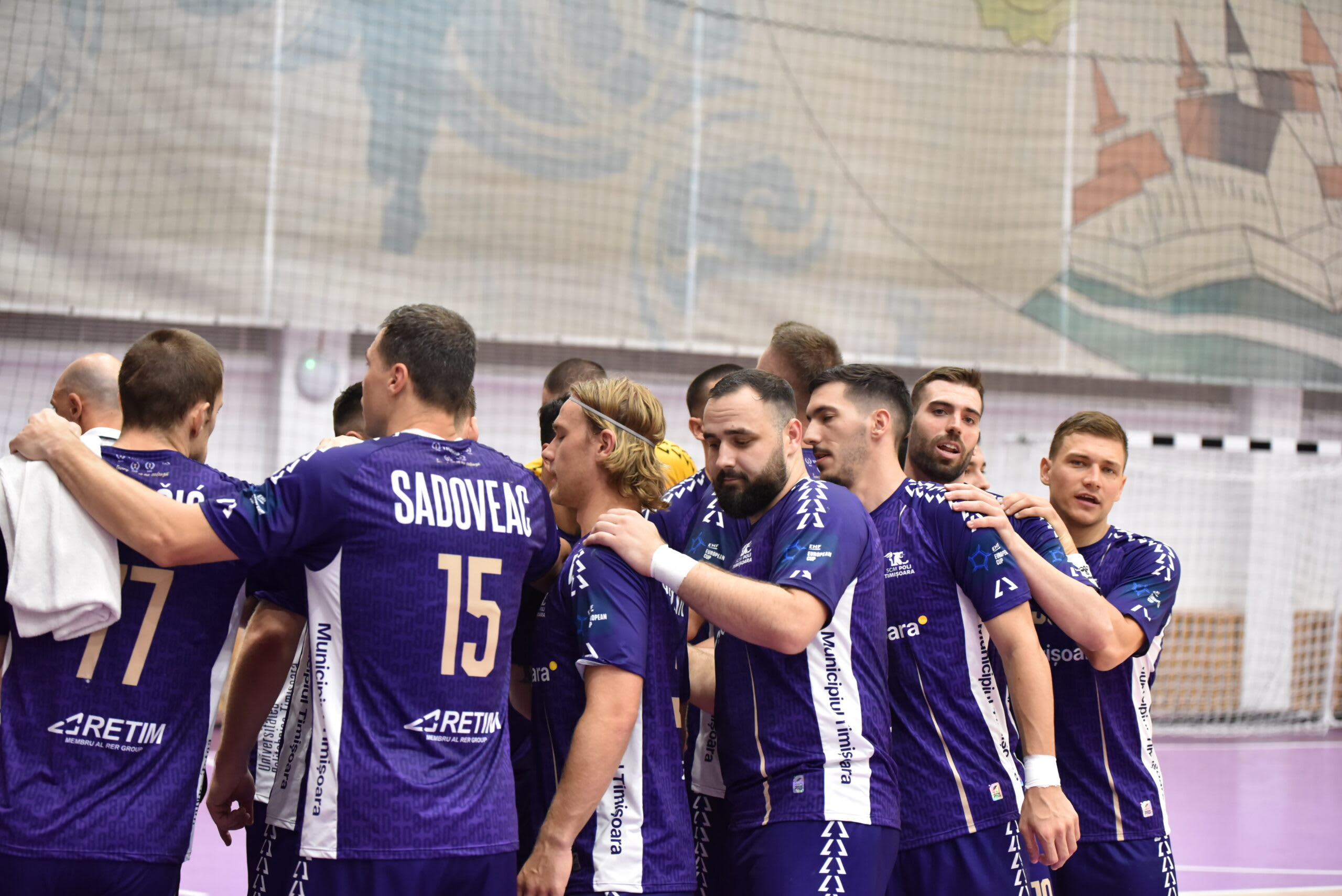 Jucători de handbal în acțiune la meciul din semifinala Supercupei României Jucători de handbal în acțiune la meciul din semifinala Supercupei României
