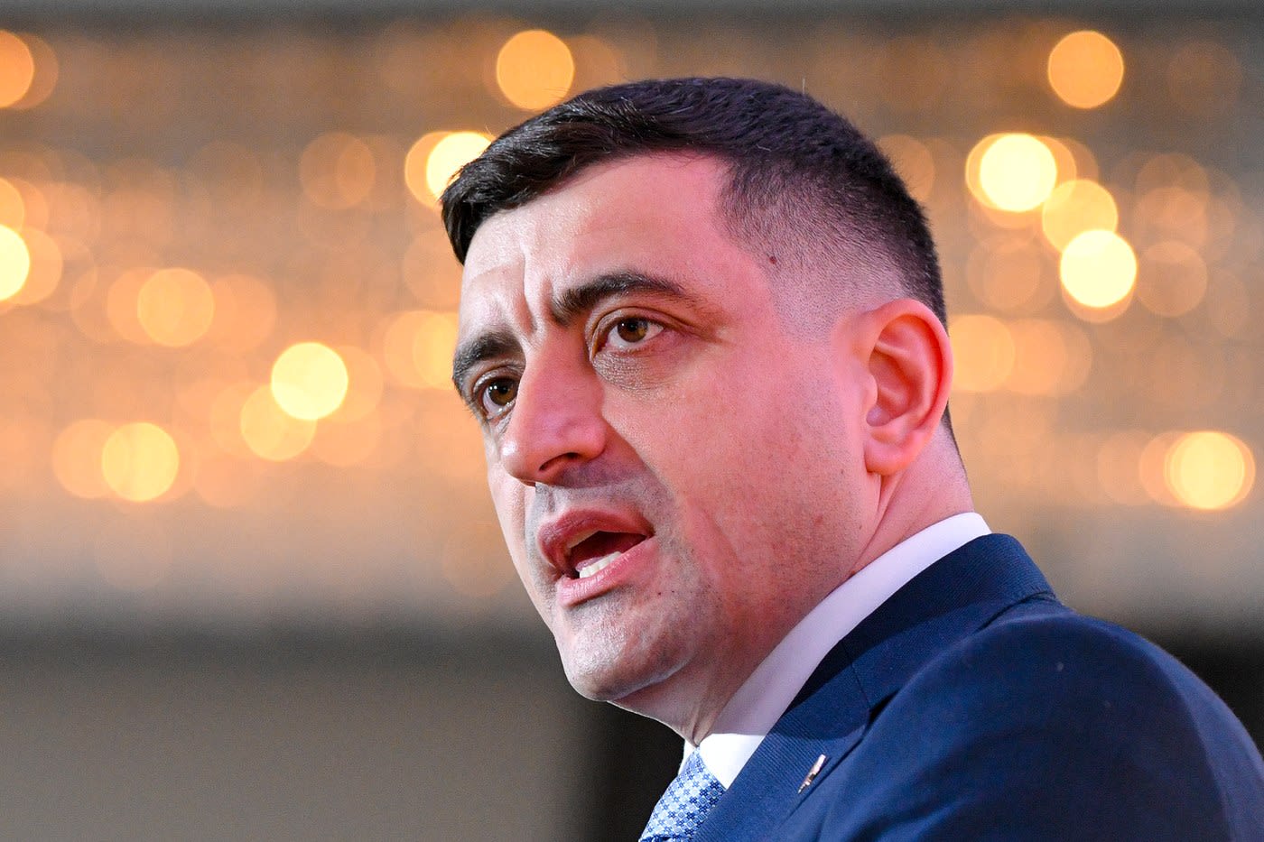George Simion afirmă că nu i-a fost anulată viza pentru SUA și intră în țară