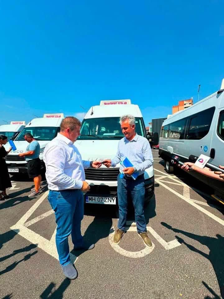 Consiliul Județean Mehedinți a predate șapte microbuze hibride pentru elevi