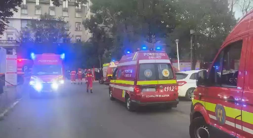 Pompieri în acțiune la incendiu în spital, București Pompieri în acțiune la incendiu în spital, București