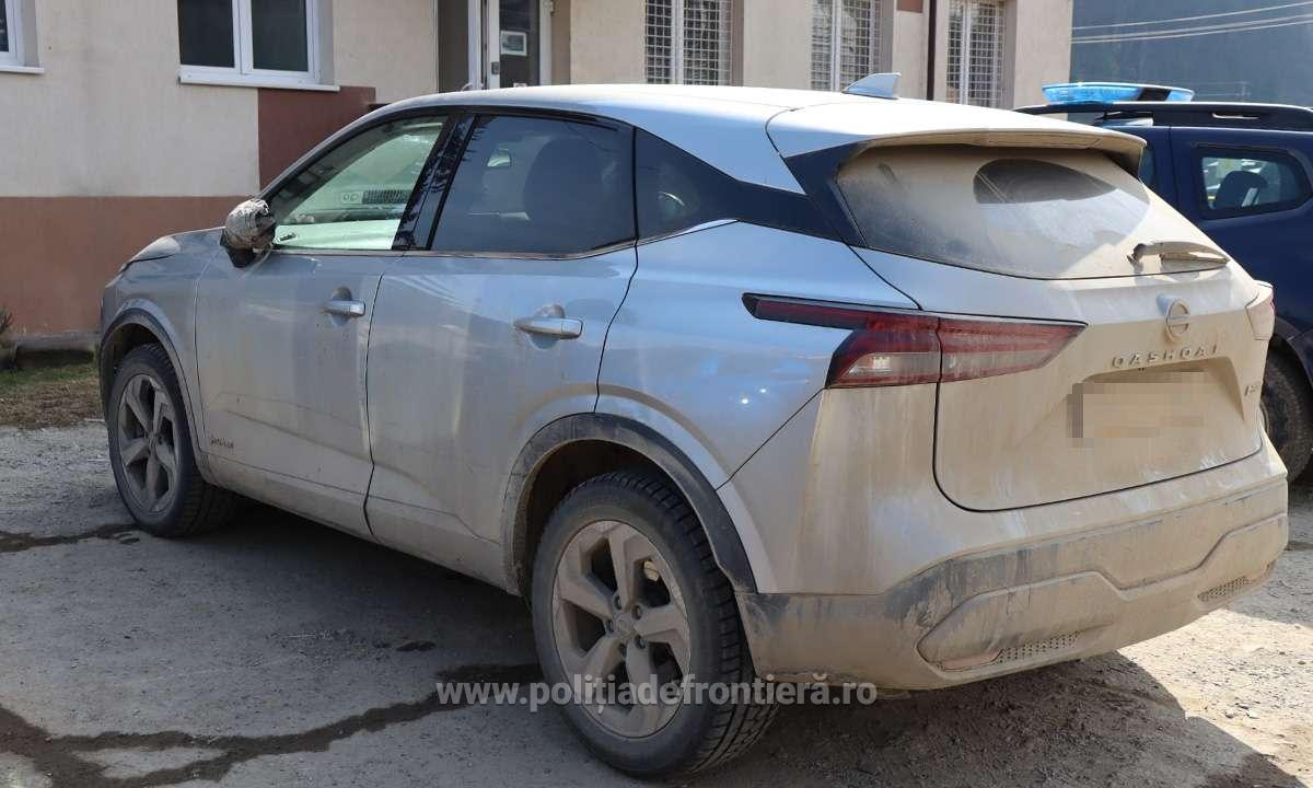 Polițiști de frontieră verificând un autoturism la Punctul Foeni Polițiști de frontieră verificând un autoturism la Punctul Foeni