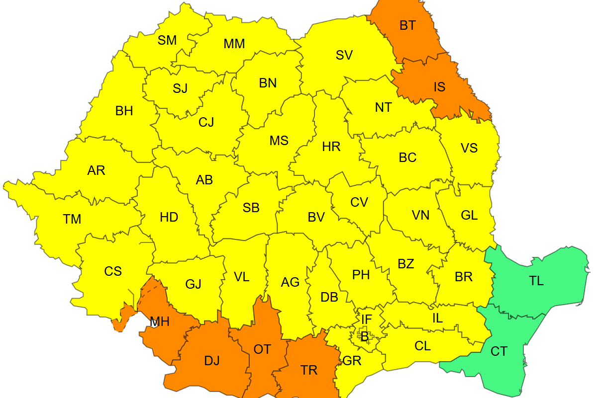 Termometru cu temperaturi ridicate și nori de furtună peste un peisaj românesc Termometru cu temperaturi ridicate și nori de furtună peste un peisaj românesc