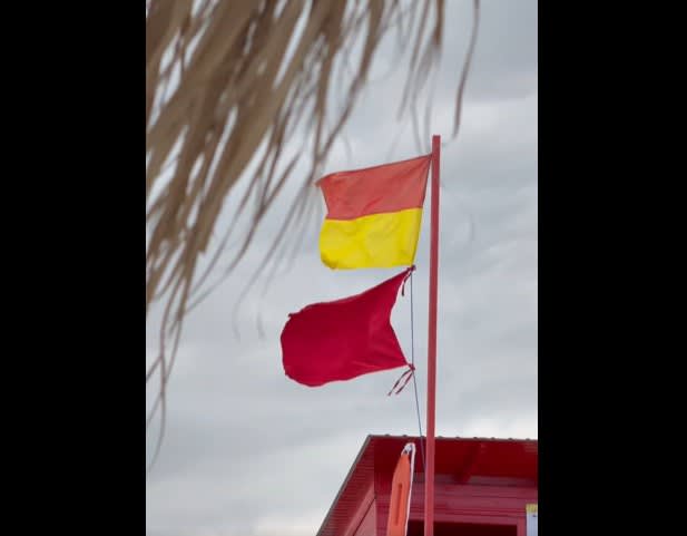 Steag roșu arborat pe plaja din Eforie Nord Steag roșu arborat pe plaja din Eforie Nord