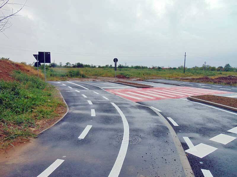Giratoriu recent construit pe strada Gării din Baia Mare, înconjurat de zone de construcție Giratoriu recent construit pe strada Gării din Baia Mare, înconjurat de zone de construcție