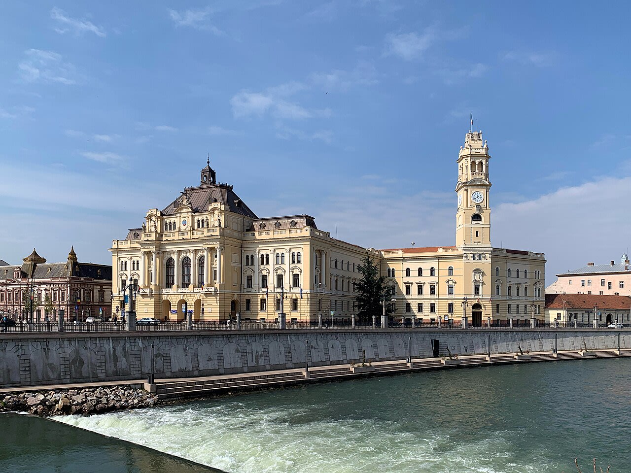 Primăria Oradea amplasând mobilier urban în cartier Primăria Oradea amplasând mobilier urban în cartier