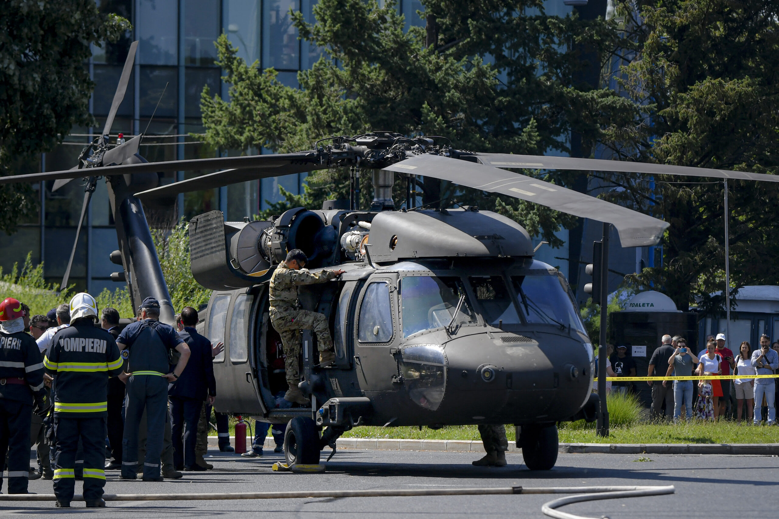 Elicopterul Black Hawk al MAI în misiune de stingere incendii în Serbia Elicopterul Black Hawk al MAI în misiune de stingere incendii în Serbia