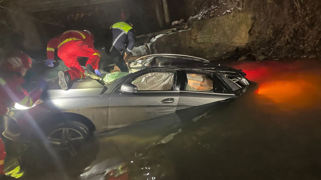 Mașină arsă într-o prăpastie în Vâlcea, zona montană dificilă Mașină arsă într-o prăpastie în Vâlcea, zona montană dificilă