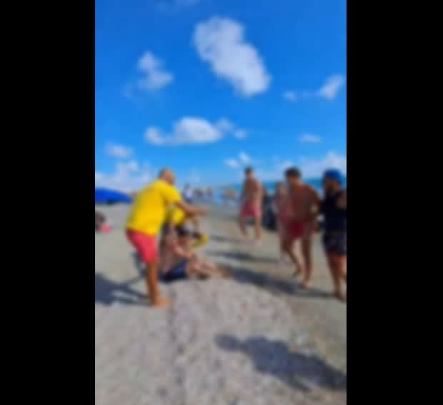 Salvamari salvând turist din valuri pe plaja din Eforie Sud