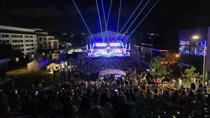 Spectacol muzical în Piațeta Perla, Mamaia, România