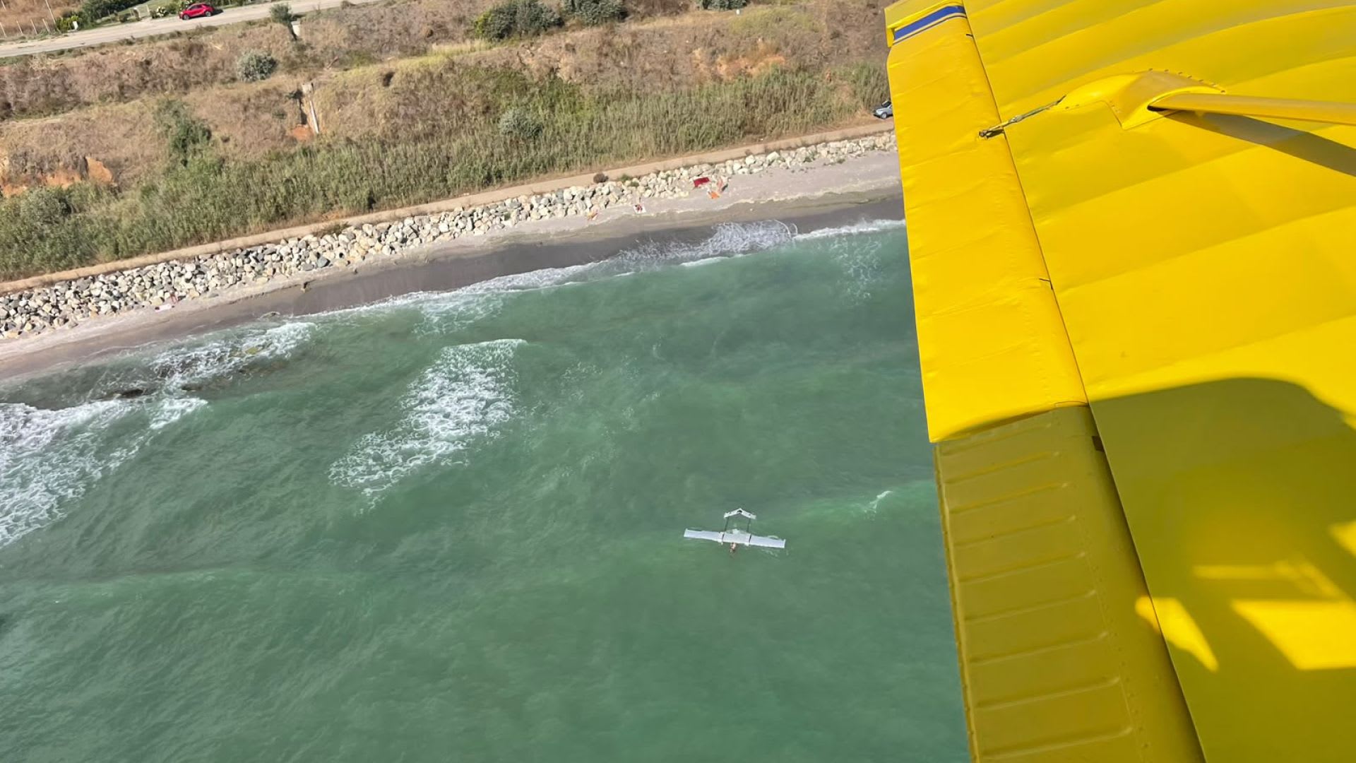 Echipă de scafandri verificând fragmente de dronă în zona plajei Tuzla Echipă de scafandri verificând fragmente de dronă în zona plajei Tuzla