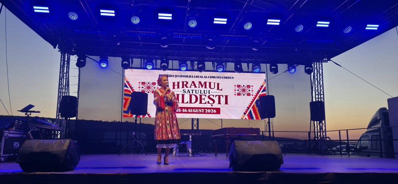 Hramul satului Pildești cu artiști pe scenă Hramul satului Pildești cu artiști pe scenă