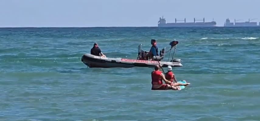 Salvamari intervenind pentru salvarea unui adolescent din mare pe litoralul românesc