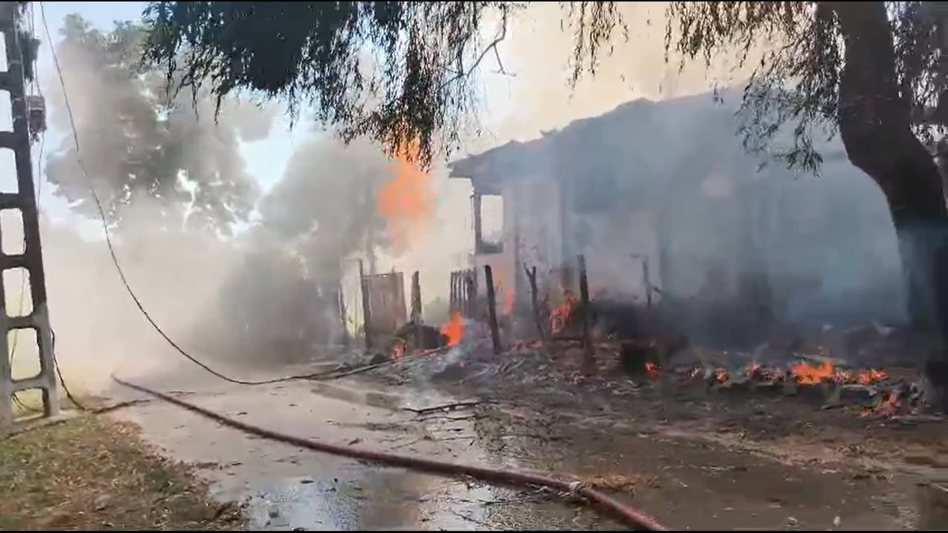 Incendiu la o locuință în Valea Călugărească, pe strada Colinei. Pompierii intervin pentru stingerea focului