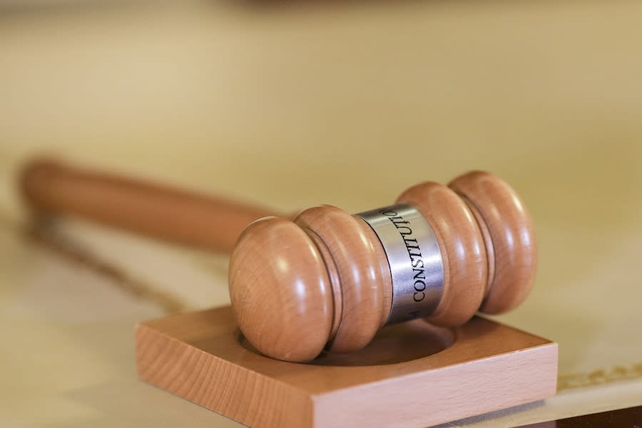 Judecători CCR în sala de judecată, discuție juridică Judecători CCR în sala de judecată, discuție juridică