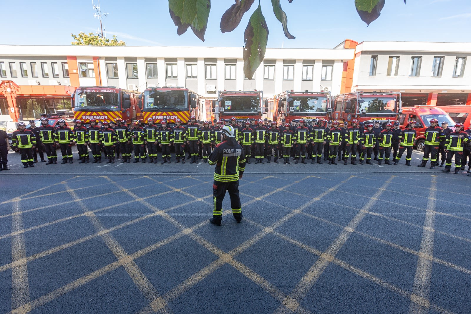 Pompieri români în acțiune, intervenție la incendiu de pădure, elicopter deasupra