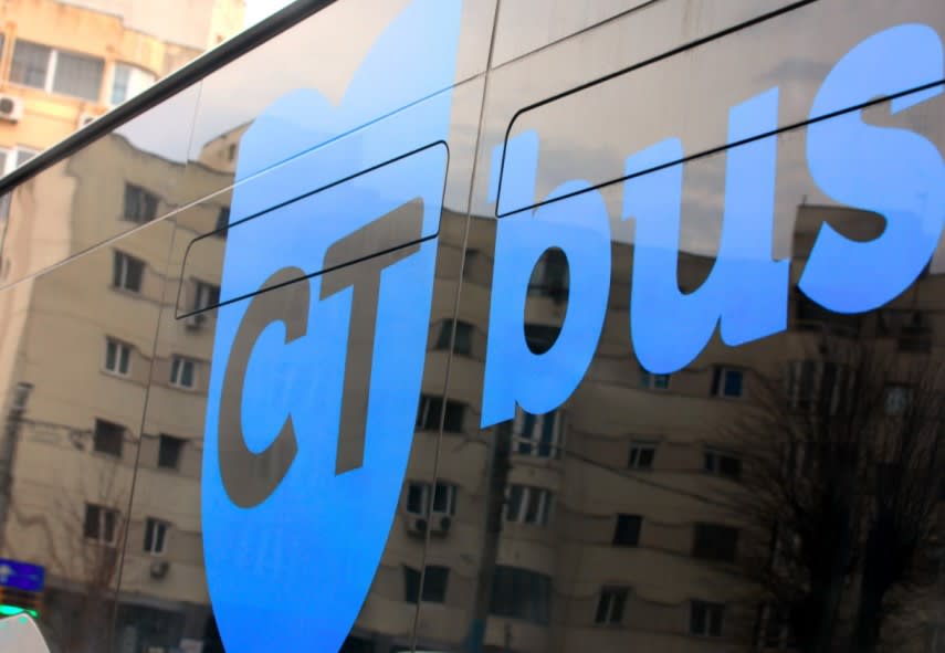 Autobuz CT BUS pe traseu, zona portuară din Constanța