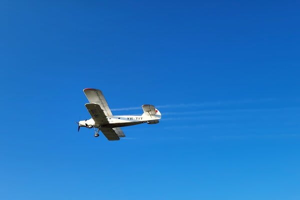 Elicopter de dezinsecție în Craiova în timpul acțiunii Elicopter de dezinsecție în Craiova în timpul acțiunii