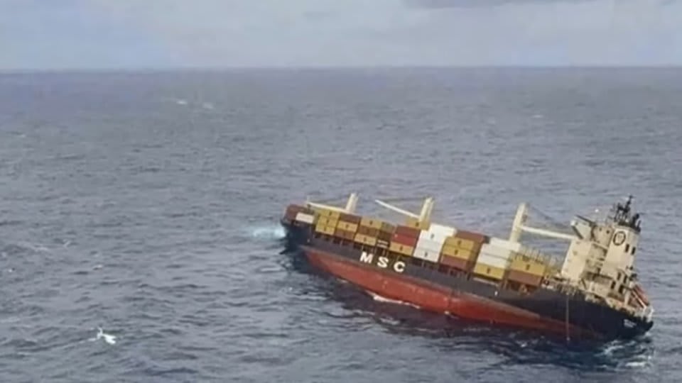 Nava cargo scufundată în largul coastei Indiei, echipaj în apă Nava cargo scufundată în largul coastei Indiei, echipaj în apă