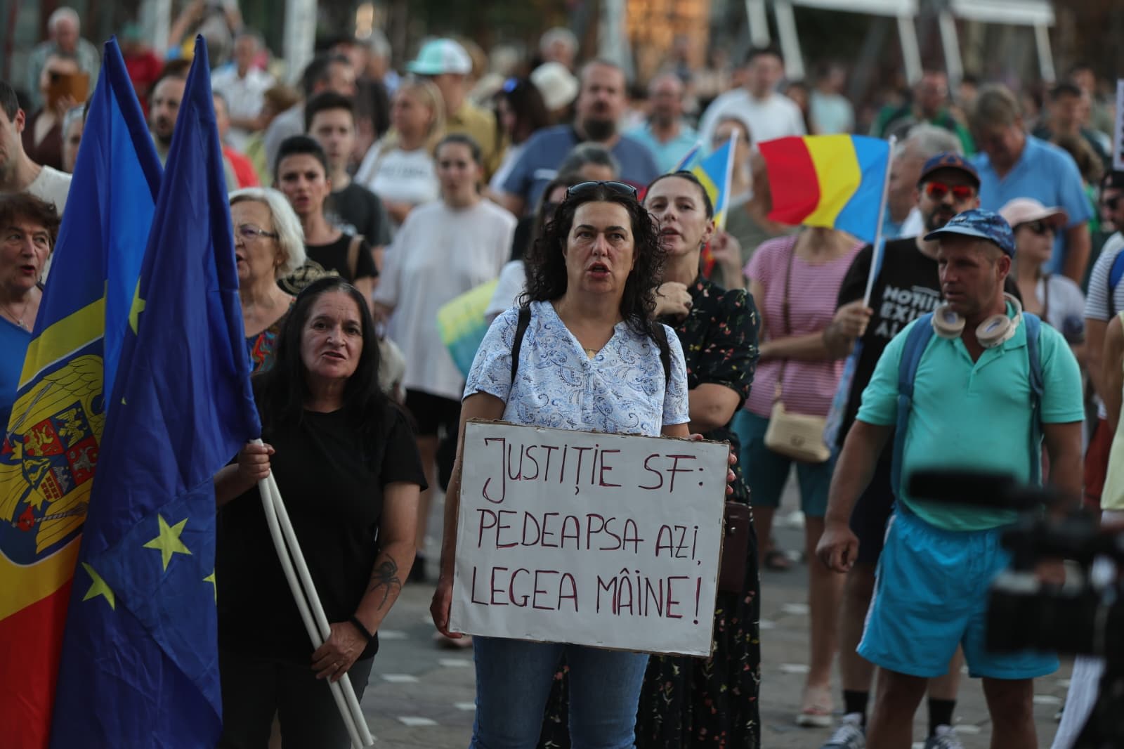 Participanți la mitingul de susținere pentru primarul Fritz în Piața Victoriei din Timișoara