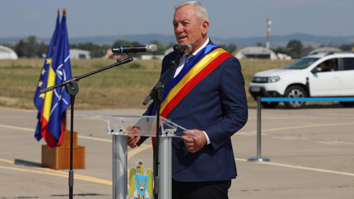 Primarul Constantin Toma, atacat pe stradă cu pistoale de apă în Buzău: a fost udat de copii în timpul evenimentului