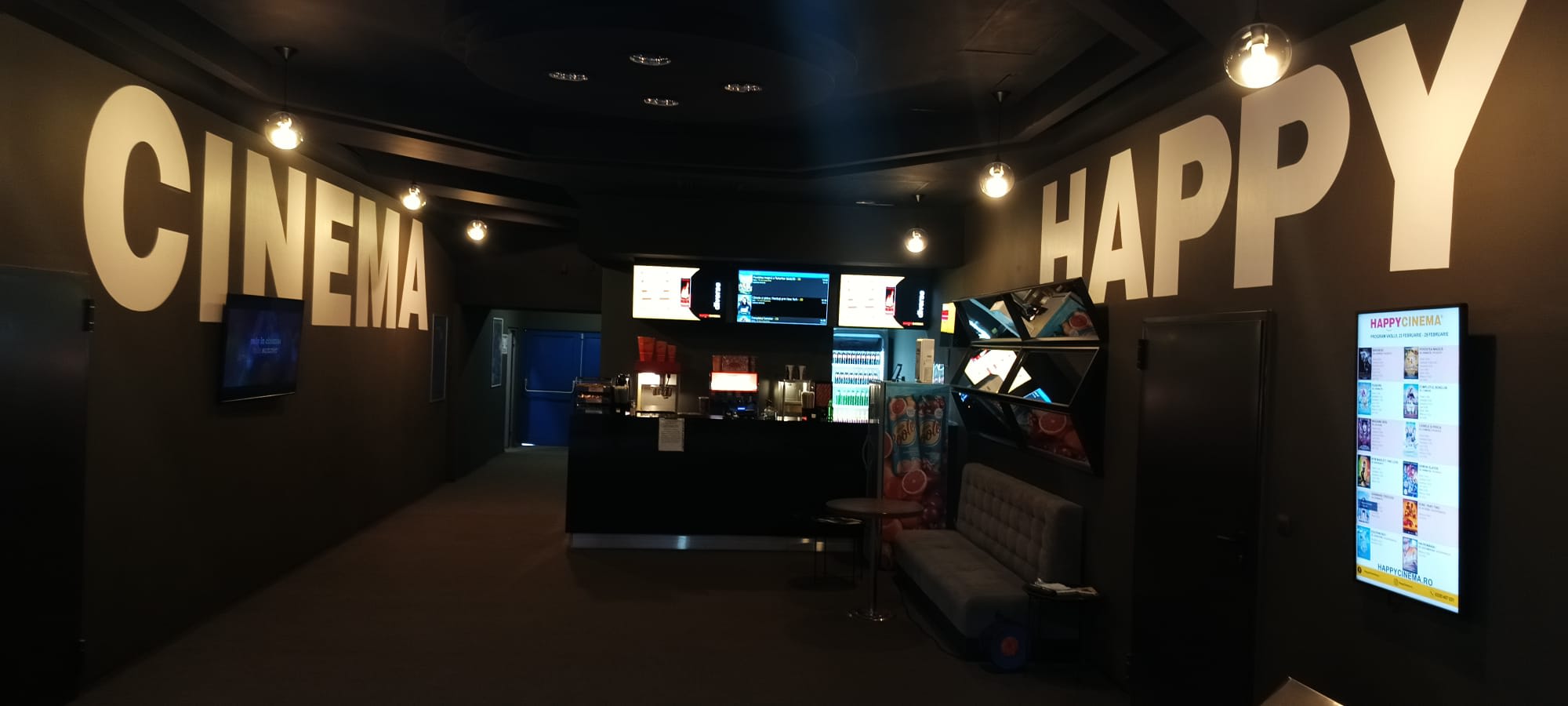 Sala de cinema la Happy Cinema Vaslui, Silver Mall, cu afișul filmului Trădare la nivel înalt Sala de cinema la Happy Cinema Vaslui, Silver Mall, cu afișul filmului Trădare la nivel înalt