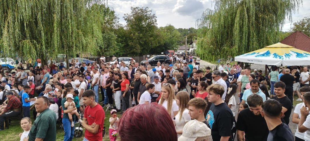 Spectacol tradițional la Gârceni, artiști și localnici în sărbătoare Spectacol tradițional la Gârceni, artiști și localnici în sărbătoare