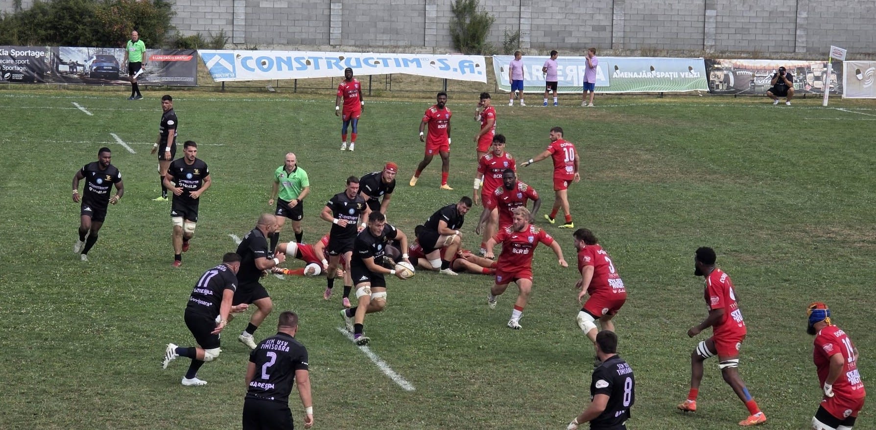 Jucători de rugby în acțiune pe teren, meci SCM Timișoara vs Steaua București