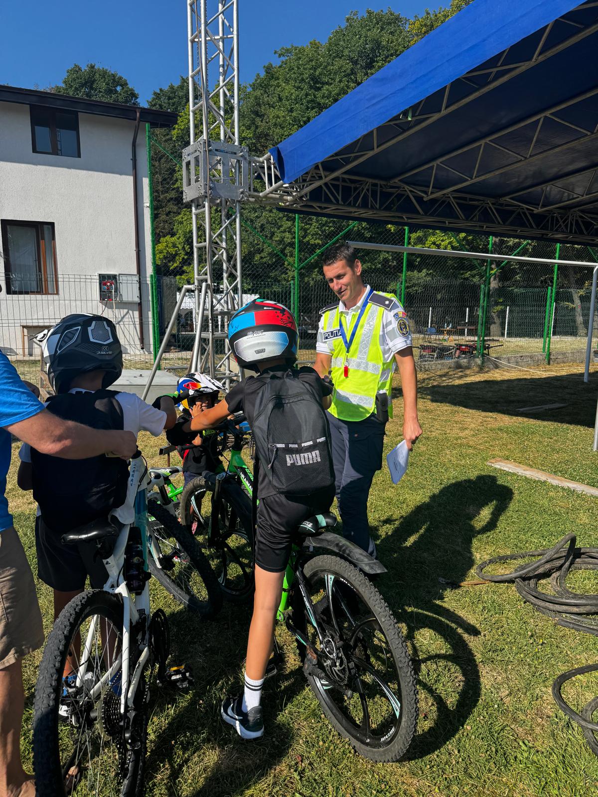 Polițiștii din Prahova, lecție de siguranță rutieră pentru 150 de copii și tineri din Tătaru