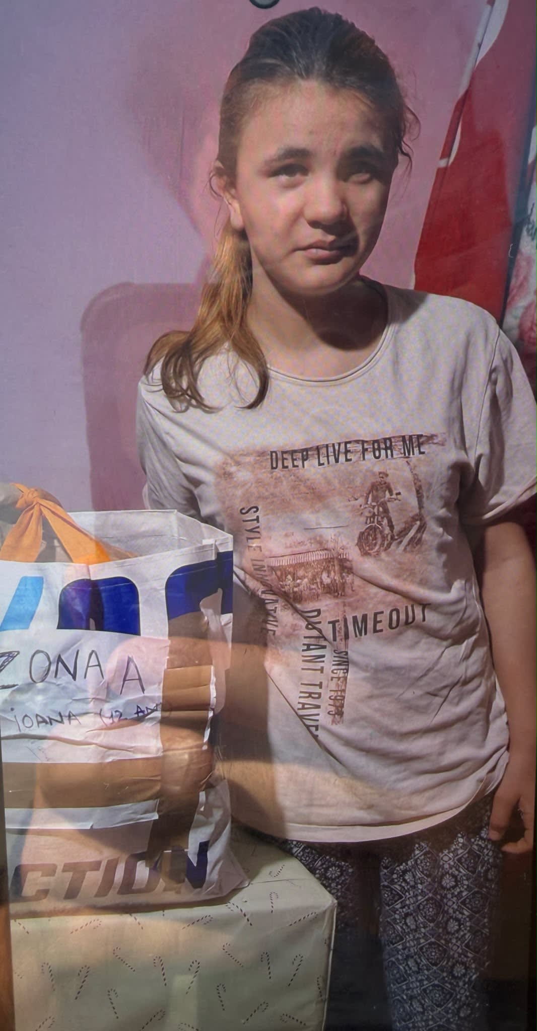 Fată blondă de 13 ani, purtând tricou negru și pantaloni scurți, căutată de poliție Fată blondă de 13 ani, purtând tricou negru și pantaloni scurți, căutată de poliție