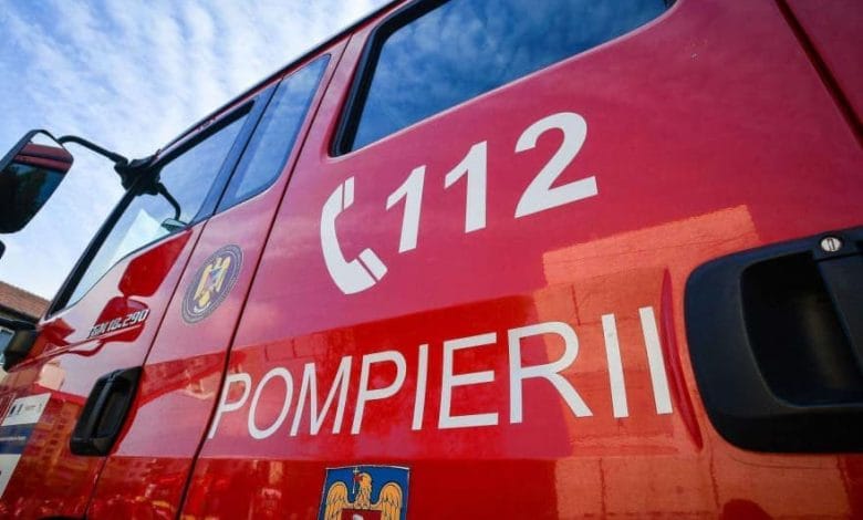 Pompieri în acțiune stingând incendiu lângă mall în Râmnicu Vâlcea Pompieri în acțiune stingând incendiu lângă mall în Râmnicu Vâlcea